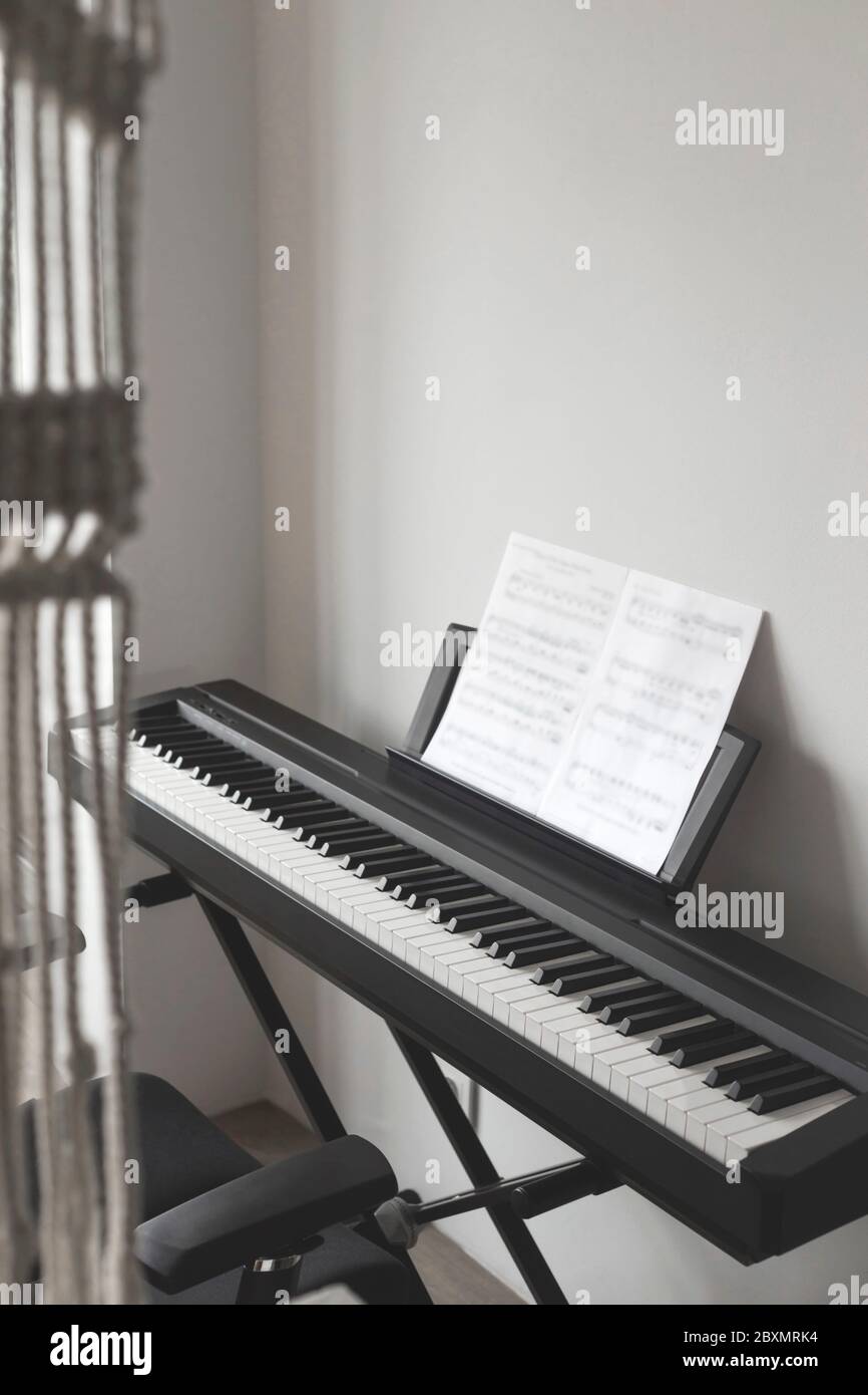 Impara la musica a casa con un piano elettronico. Foto Stock