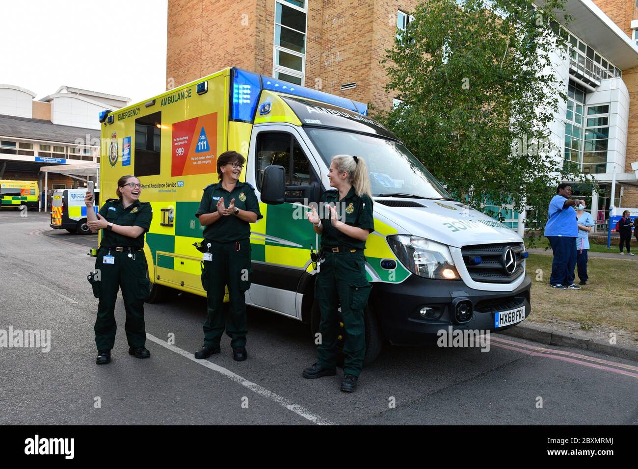 Ambulanza lavoratori appiccicarsi sostegno a Giovedi 20:00 appiccicamento per gli accompagnatori durante Coronavirus lockdown, Royal Berkshire Hospital UK maggio 2020 Foto Stock