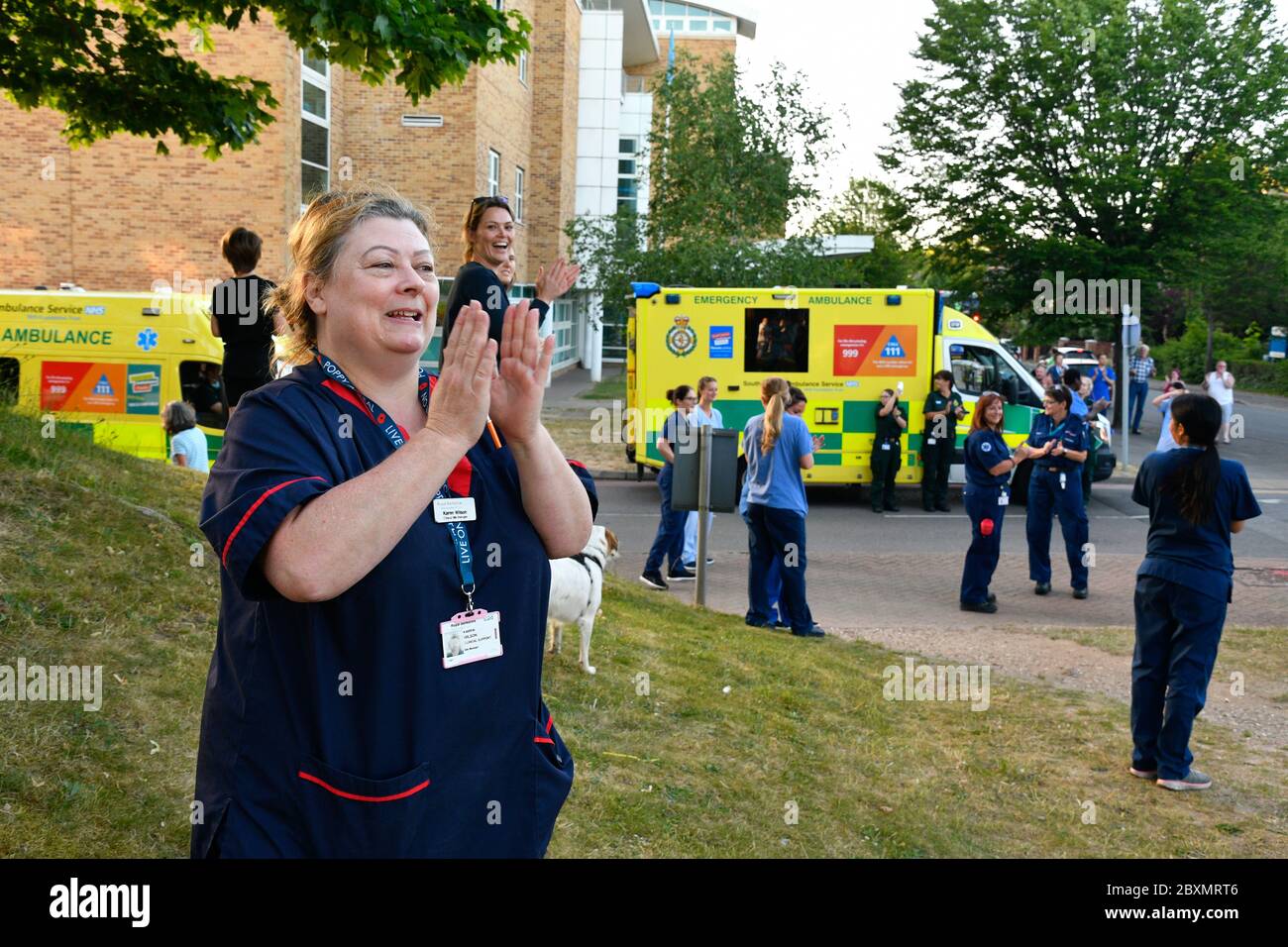 Clinical Support Manager si aggrappò giovedì alle 20:00 durante la celebrazione del Coronavirus Lockdown, Royal Berkshire Hospital UK maggio 2020 Foto Stock