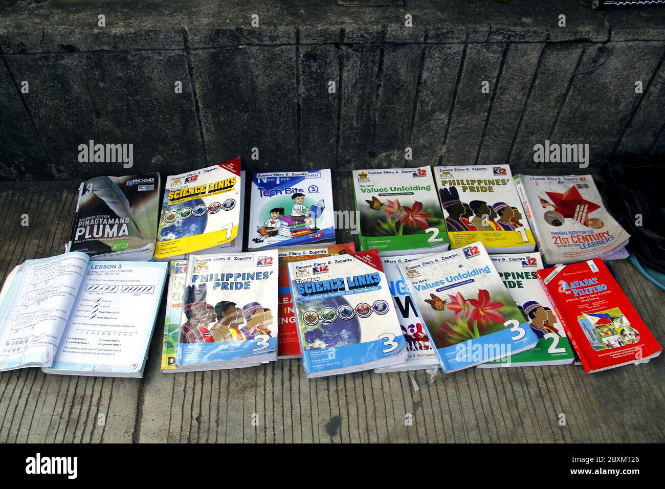 Antipolo City, Filippine - 1 giugno 2020: Libri di testo usati e usati in mostra e venduti in un marciapiede. Foto Stock