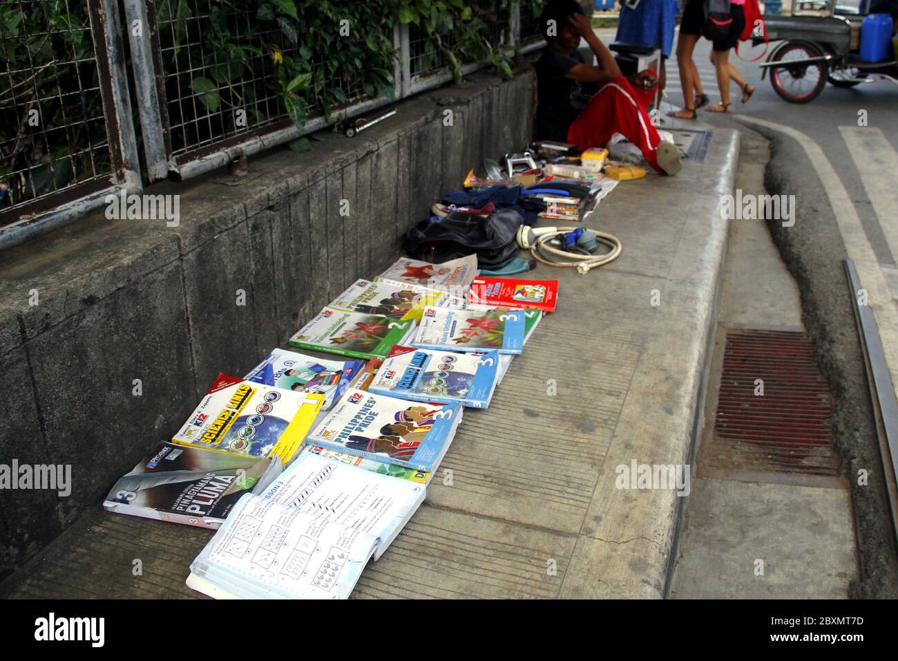 Antipolo City, Filippine - 1 giugno 2020: Libri di testo usati e usati in mostra e venduti in un marciapiede. Foto Stock