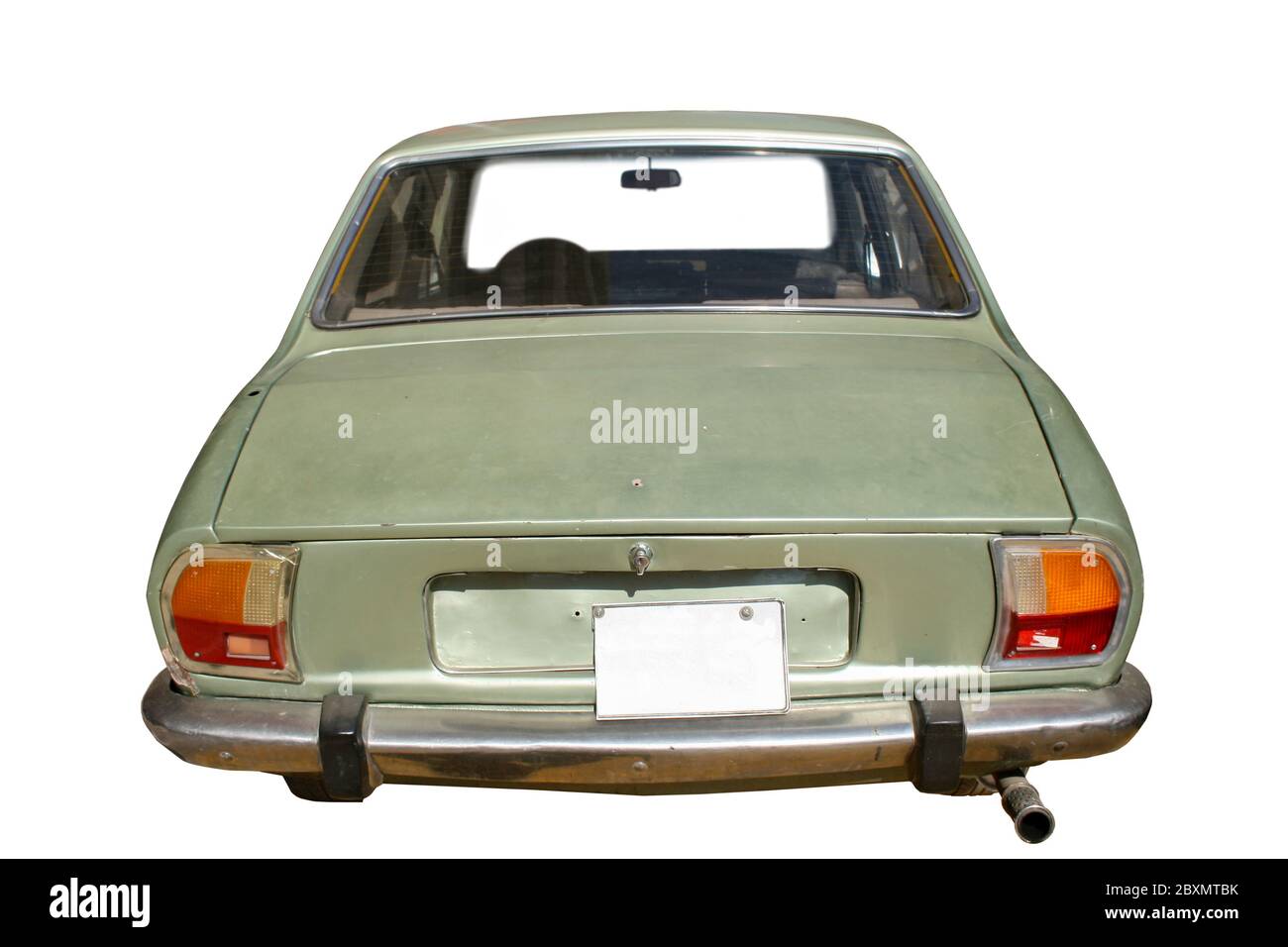 veicolo vecchio con vernice verde sbiadita. vista posteriore. isolato su fondo bianco Foto Stock