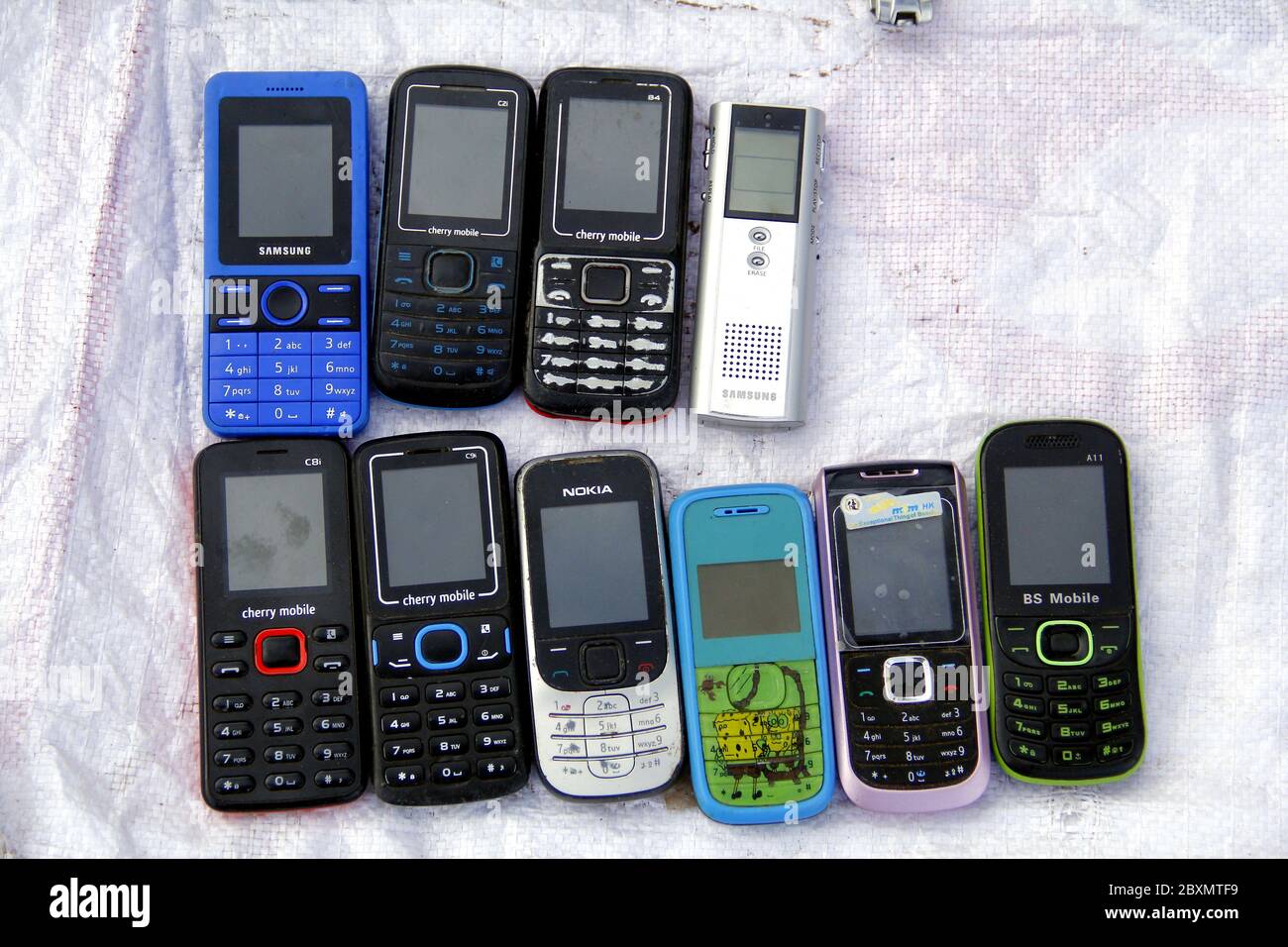 Antipolo City, Filippine - 1 giugno 2020: Telefoni cellulari usati e vecchi  vengono visualizzati e venduti in un marciapiede Foto stock - Alamy