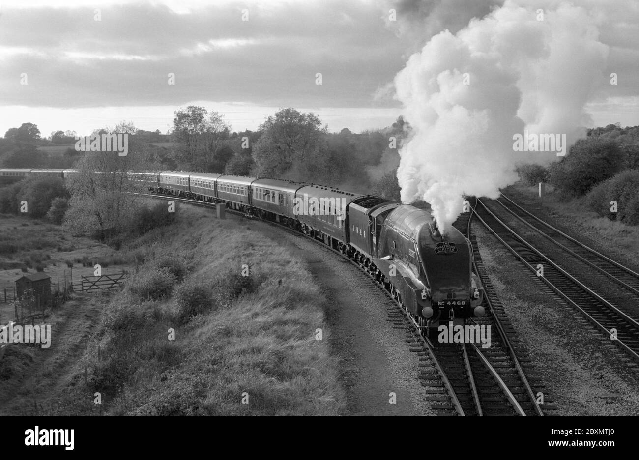 LOCOMOTIVA LNER Classe A4 'allard' in avvicinamento alla stazione di Hatton che traina il treno Shakespeare Limited, Warwickshire, Inghilterra, Regno Unito. 12 ottobre 1986. Foto Stock