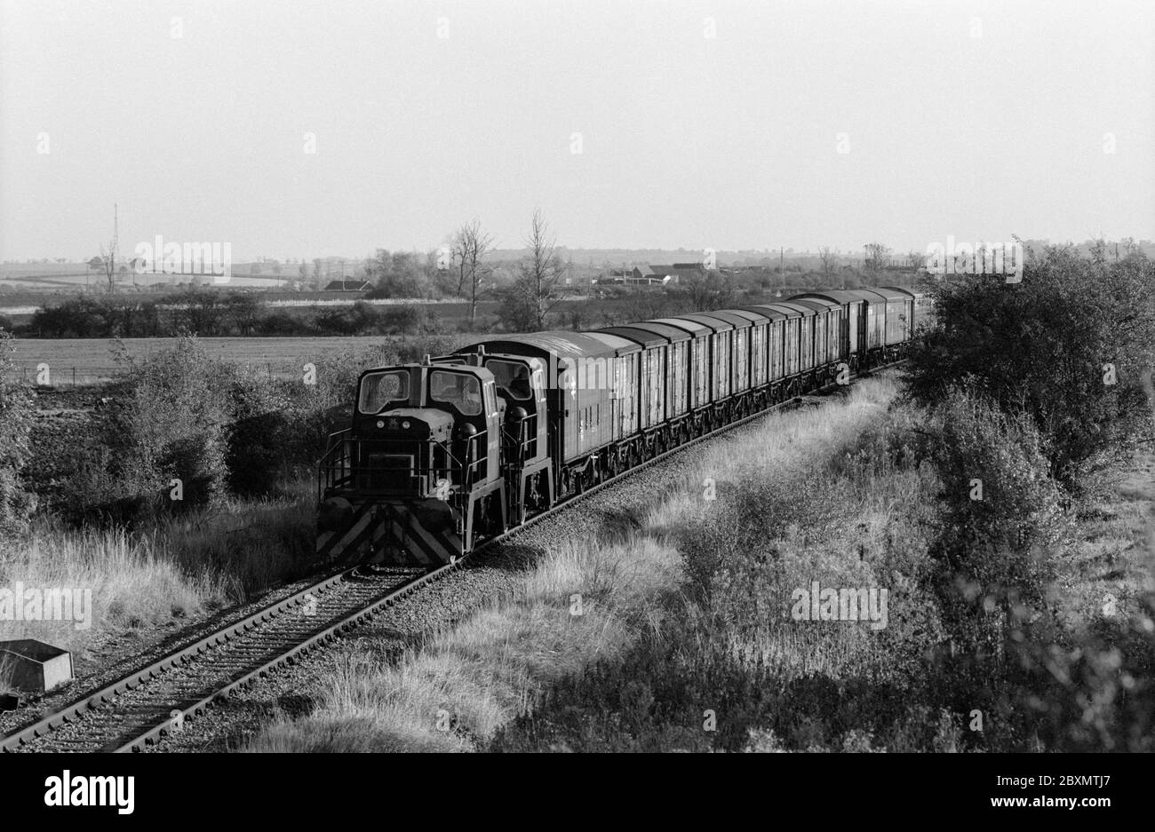 MOD locomotivi diesel N.264SA e 262SA che tirano sul treno della linea di diramazione per il campo militare di Kineton, Warwickshire, Inghilterra, Regno Unito. 29 ottobre 1986. Foto Stock