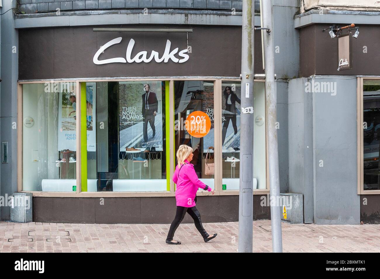 Cork, Irlanda. 8 Giugno 2020. Molti negozi in Irlanda riaprono oggi dopo la chiusura di 3 mesi a causa della pandemia di Covid-19. Una donna passa accanto al Clarks Store in Patrick Street. Credit: Notizie dal vivo di AG/Alamy Foto Stock