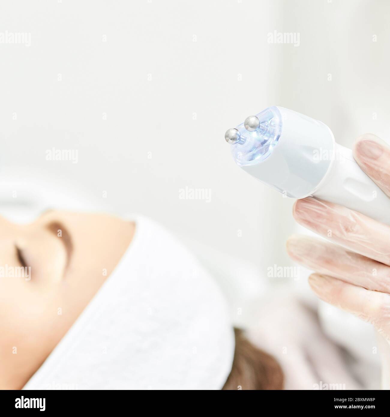 Trattamento spa medico per la cura della pelle del viso. Bellezza faccia donna. Estetica specialistica Foto Stock