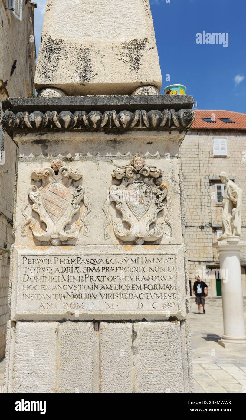 Piazza San Lorenzo nella città vecchia di Trogir, Croazia. Foto Stock