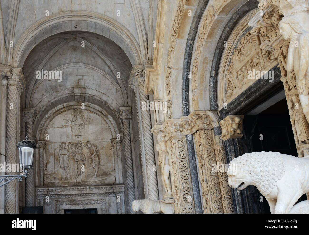 Sculture dettagliate all'ingresso della Cattedrale di San Lorenzo a Trogir, Croazia. Foto Stock