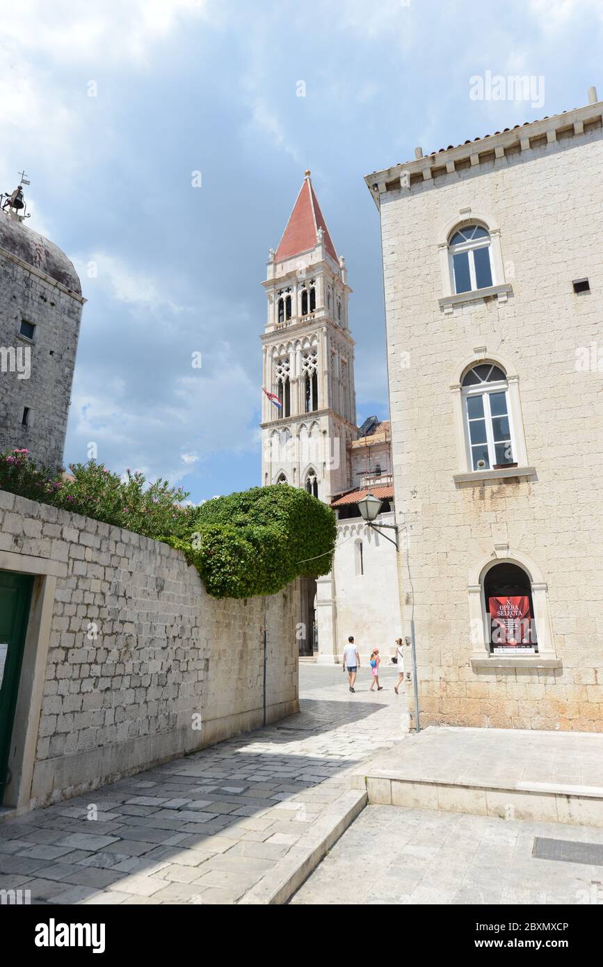 Bellissimi edifici antichi nell'isola di Čiovo, nella città vecchia di Trogir, Croazia. Foto Stock