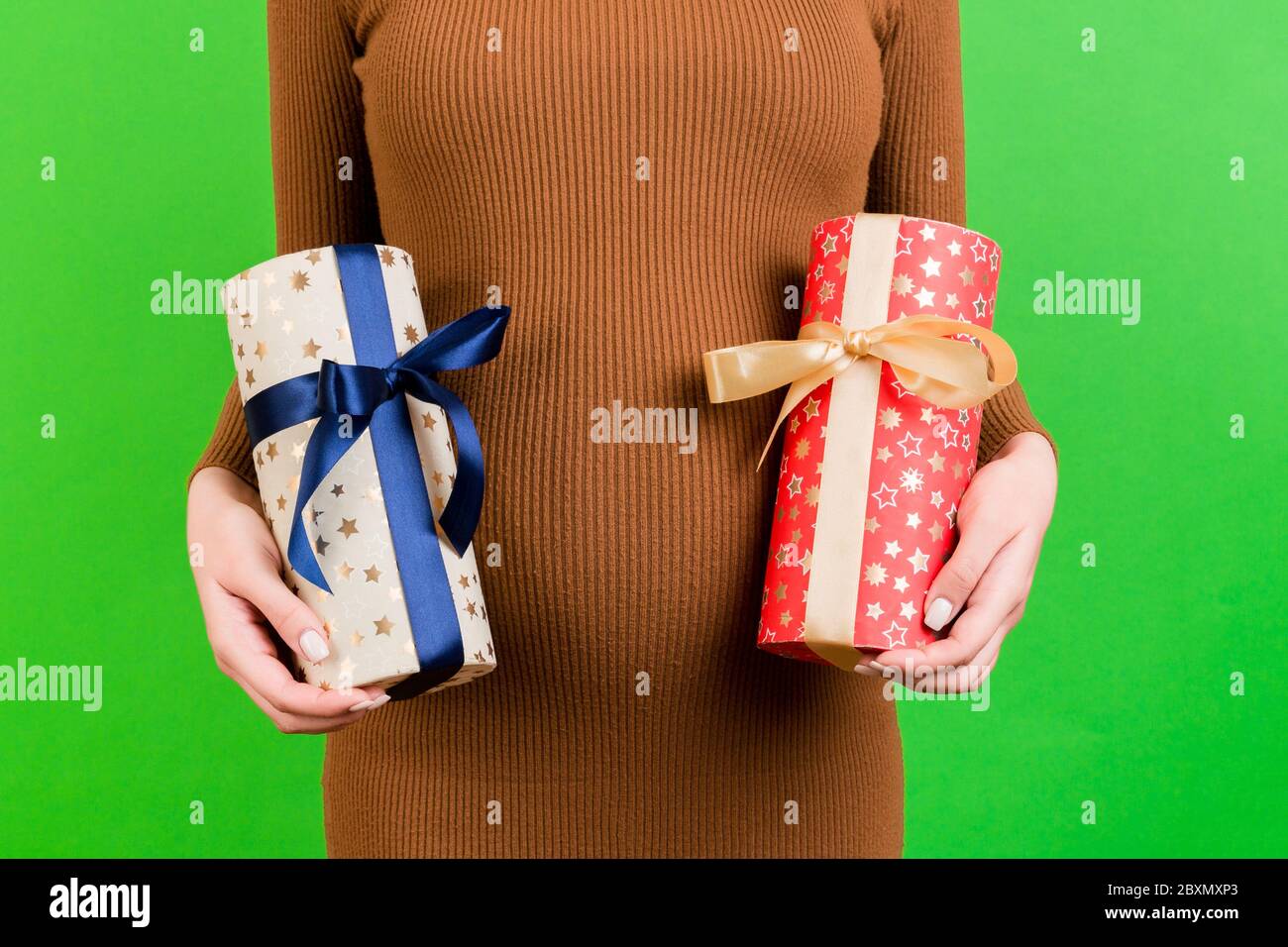 Immagini Stock - Felice Donna Incinta Con Confezione Regalo Di Natale Sul  Letto A Casa, Primo Piano. Bambino In Attesa. Image 161520753