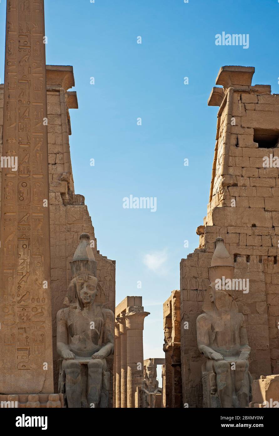 Grandi sculture di Ramses II all'ingresso del pilone all'antico tempio egiziano di Luxor Foto Stock