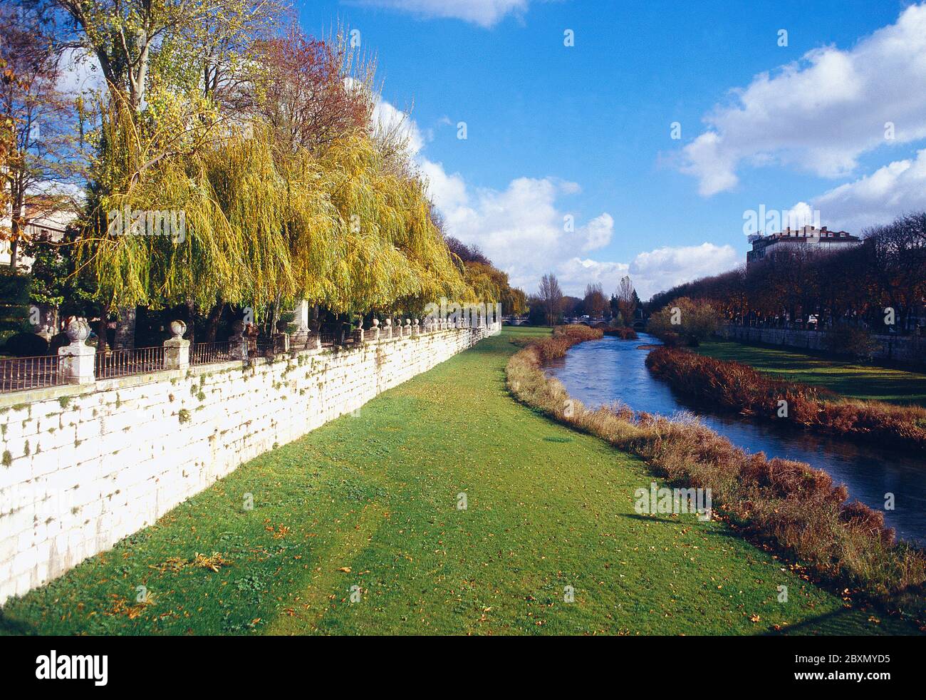 Fiume Arlanzon. Burgos, Castilla Leon, Spagna. Foto Stock