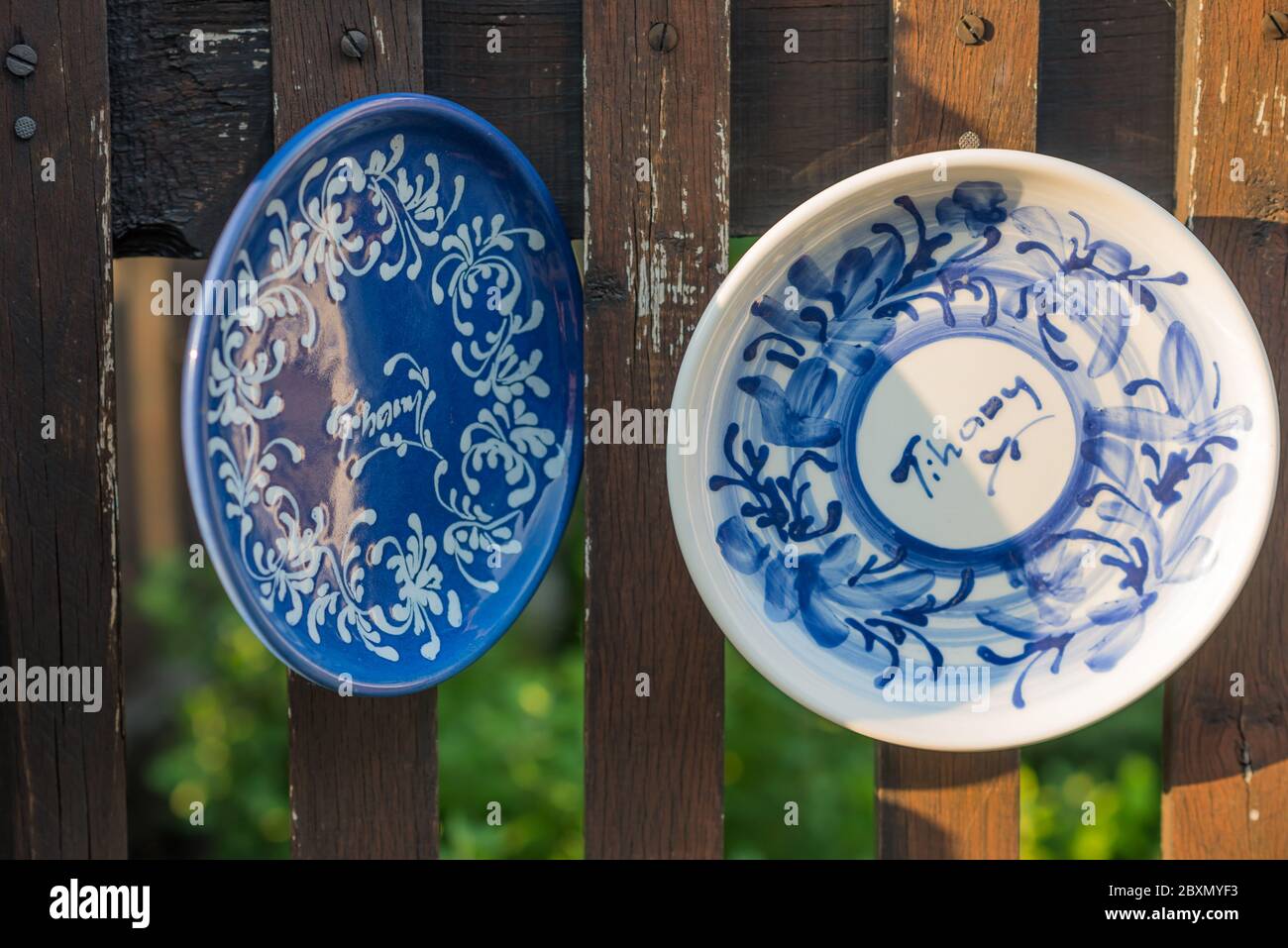 Concetto fai da te. Piatti decorativi smaltati in ceramica fatti a mano  Foto stock - Alamy