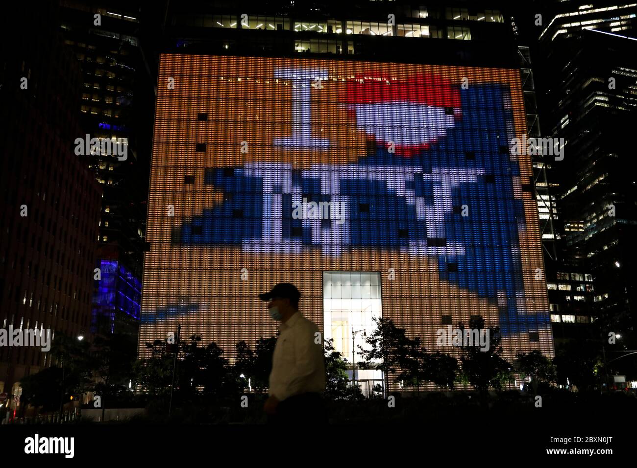 New York, Stati Uniti. 7 Giugno 2020. Foto scattata il 7 giugno 2020 mostra un World Trade Center che mostra lo slogan 'i love NY' a New York, Stati Uniti. Il governatore di New York Andrew M. Cuomo ha annunciato domenica i punti di riferimento in tutto lo stato sarebbero illuminati in blu e oro e proietteranno 'New York Tough' in onore del lavoro dei newyorkesi per appiattire la curva del virus COVID-19. La città di New York più colpita entrerà nella prima fase della riapertura di lunedì. Credit: Wang Ying/Xinhua/Alamy Live News Foto Stock