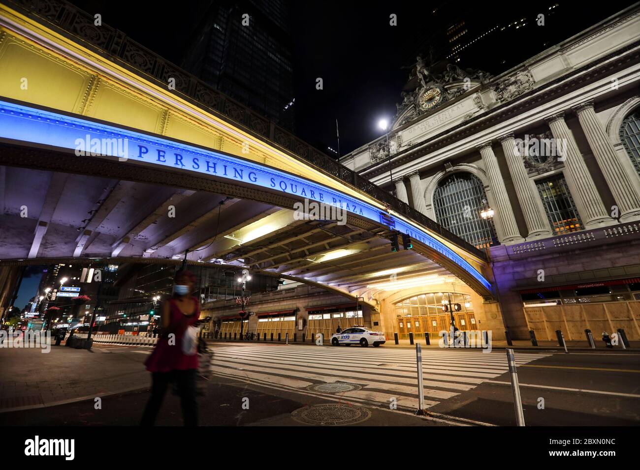 New York, Stati Uniti. 7 Giugno 2020. Foto scattata il 7 giugno 2020 mostra il Grand Central Terminal Bridge illuminato in blu e oro a New York, Stati Uniti. Il governatore di New York Andrew M. Cuomo ha annunciato domenica i punti di riferimento in tutto lo stato sarebbero illuminati in blu e oro e proietteranno 'New York Tough' in onore del lavoro dei newyorkesi per appiattire la curva del virus COVID-19. La città di New York più colpita entrerà nella prima fase della riapertura di lunedì. Credit: Wang Ying/Xinhua/Alamy Live News Foto Stock