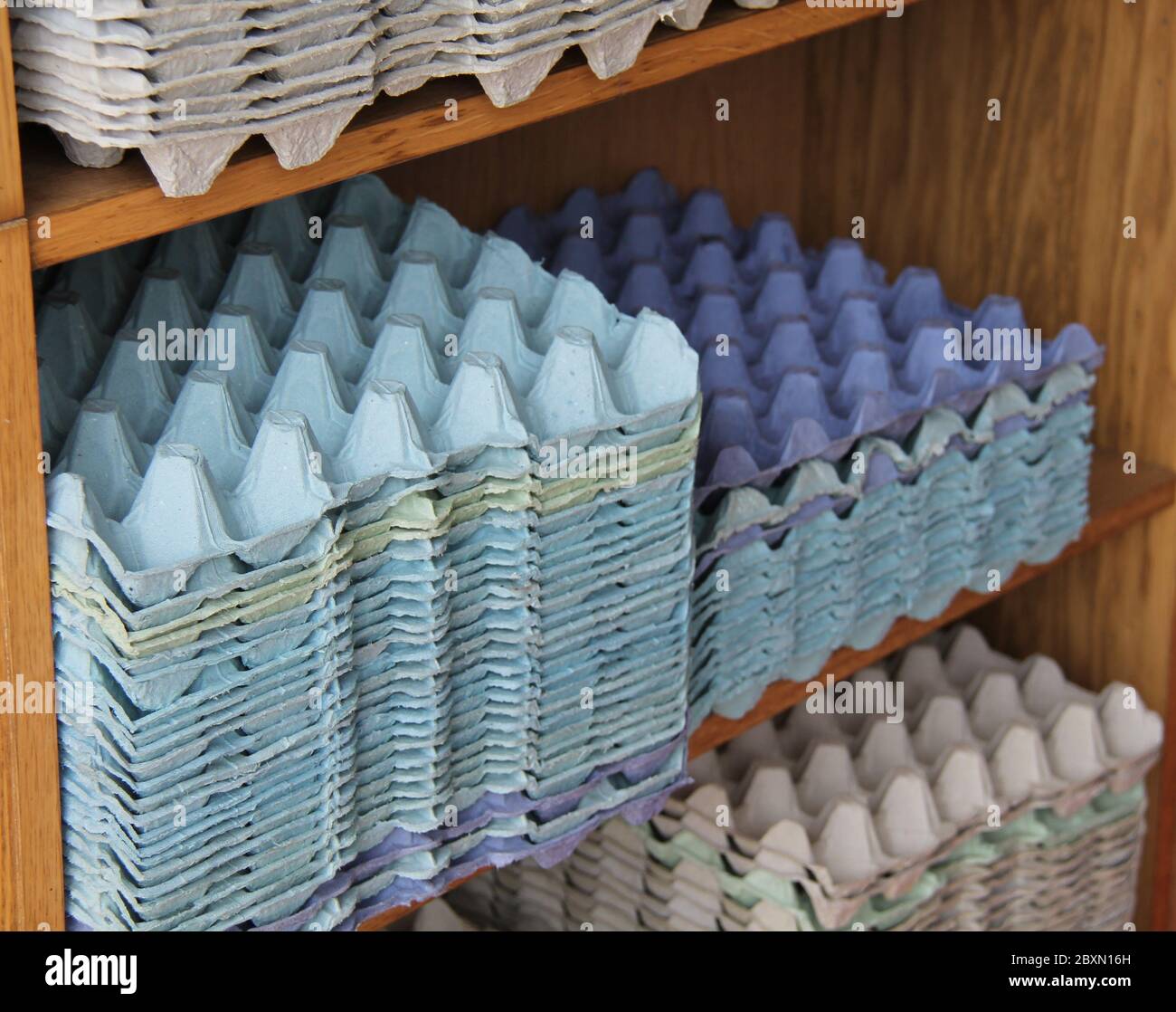 Una raccolta di vassoi di cartone per la conservazione delle uova di galline. Foto Stock