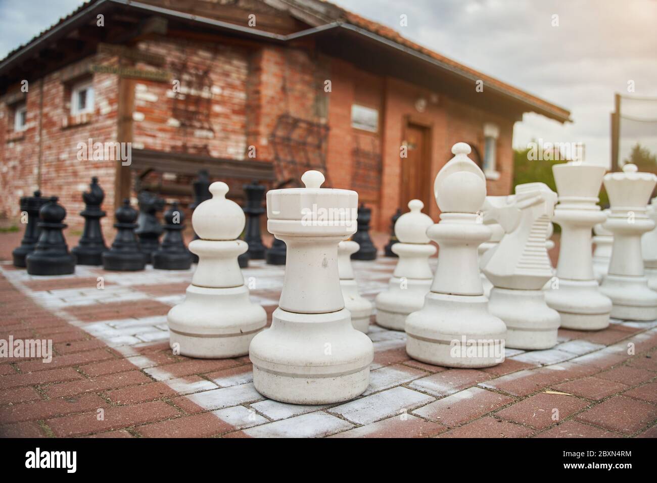 Pezzi di scacchi giganti bianchi per strada. Scacchi. Gioco di strada. Foto Stock