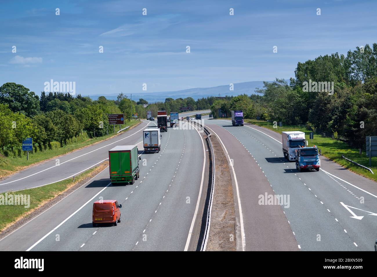 Una tranquilla autostrada M74 vicino al confine inglese nel mezzo della Covid-19 Lockdown, Gretna, Scozia, Regno Unito. Foto Stock