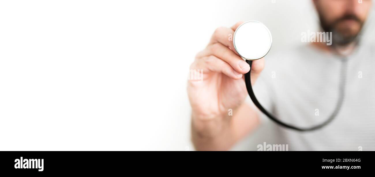 vista frontale della mano del medico di sesso maschile che tiene lo stetoscopio su sfondo bianco Foto Stock