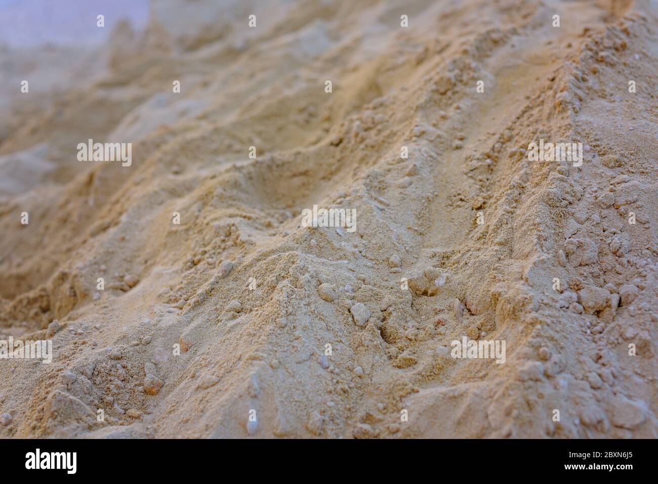 Il pendio di beige, sabbia rossa del fiume. Sfondo naturale. Foto Stock