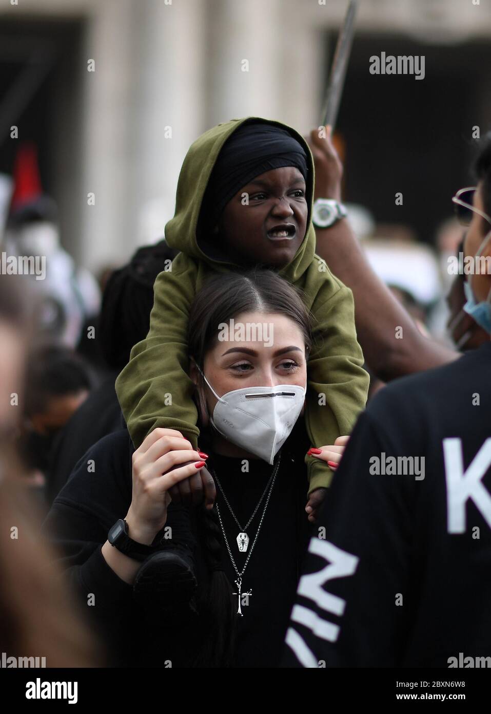 Milano, Italia. 7 Giugno 2020. La gente partecipa a una protesta contro il razzismo e la brutalità della polizia in Piazza Duca D'Aosta, 7 giugno 2020. Credit: Daniele Mascolo/Xinhua/Alamy Live News Foto Stock