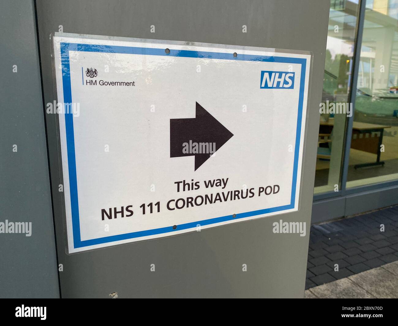 OXFORD, UK - Maggio 2020: Un cartello direzionale per un pod Coronavirus dell'ospedale NHS Foto Stock