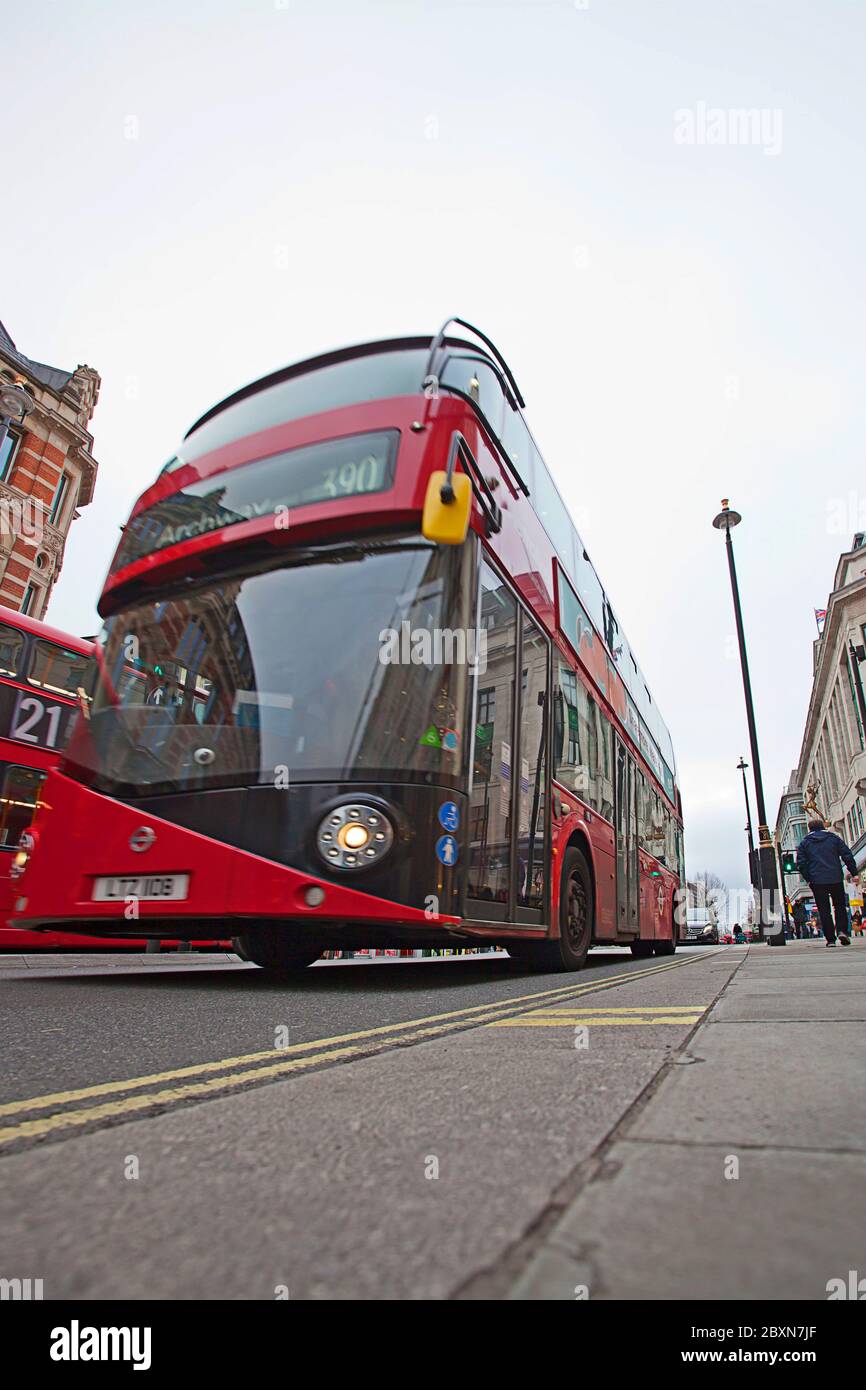 Red London Bus, Oxford St, Soho, Londra, Regno Unito Foto Stock