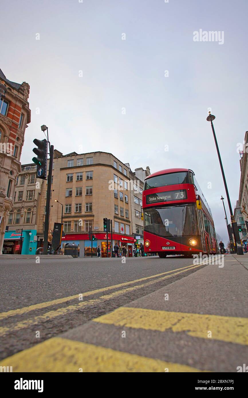 Red London Bus, Oxford St, Soho, Londra, Regno Unito Foto Stock