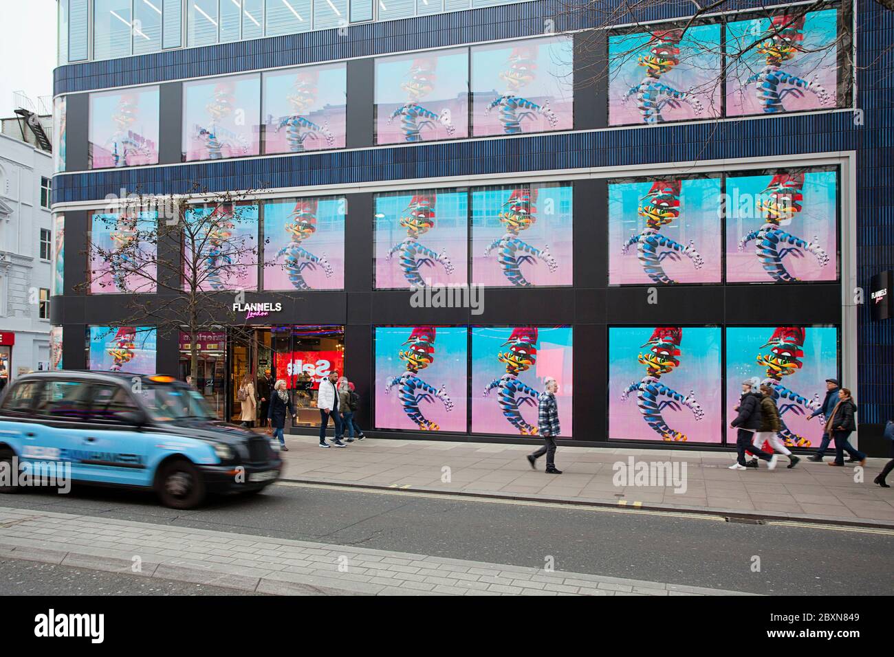 Grande display elettronico esterno flandel su Oxford St, Londra Foto Stock