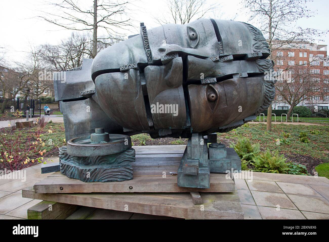 Scultura di Eduardo Paolozzi fuori dal Design Museum, Kensington, Londra, Regno Unito Foto Stock