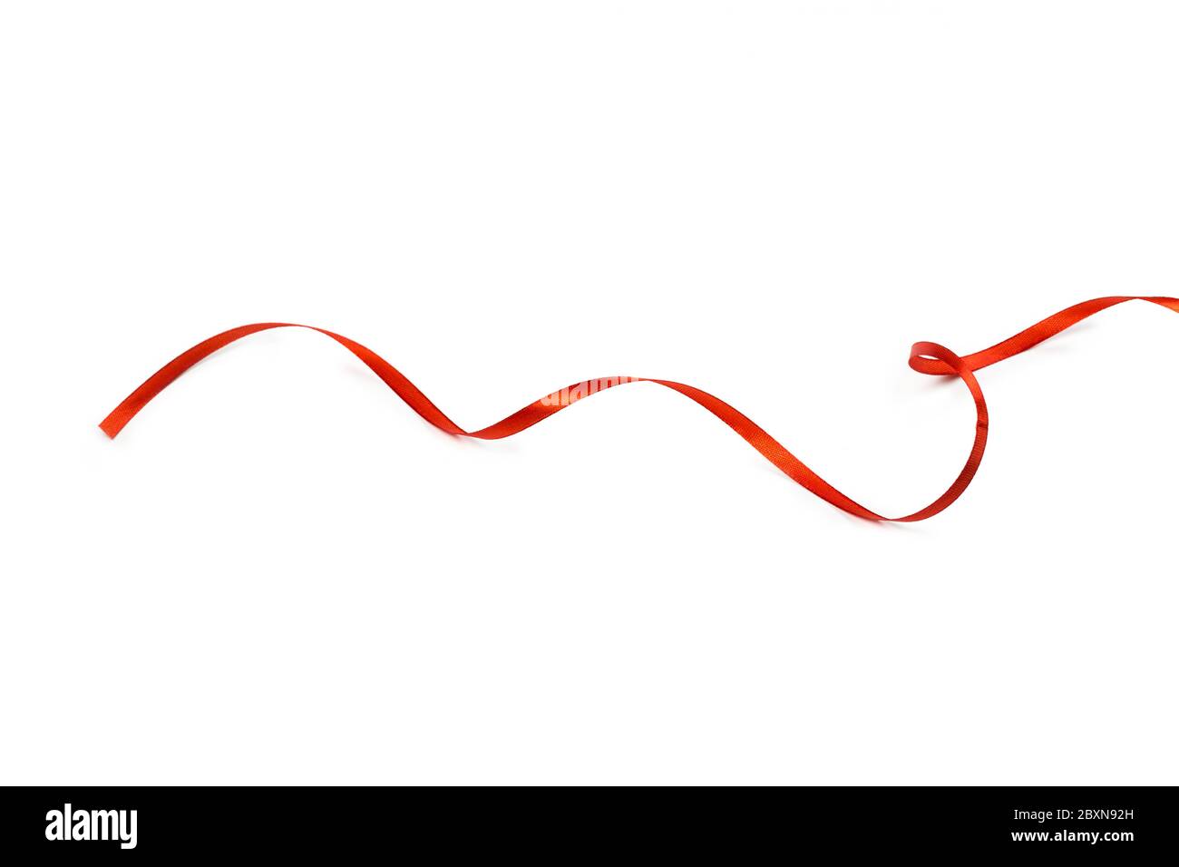 Nastro rosso satinato isolato su fondo bianco Foto Stock