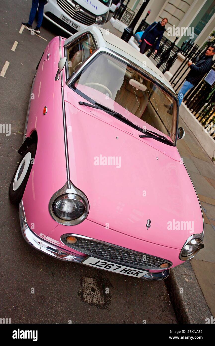 Auto Pink Nissan Figaro, Henrietta St, Londra. Foto Stock