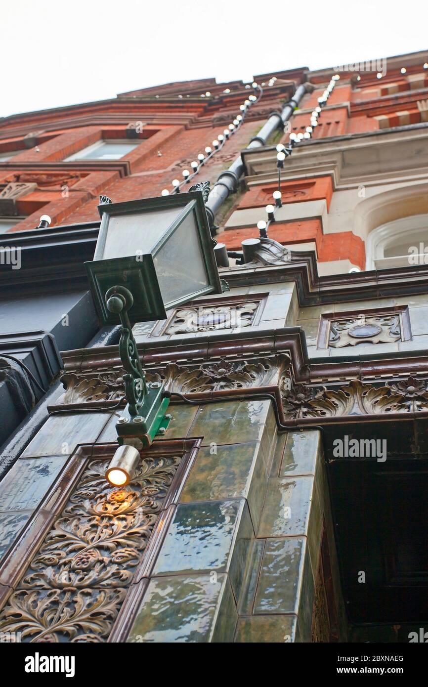 Guardando in alto - lampada da strada, Londra. Foto Stock