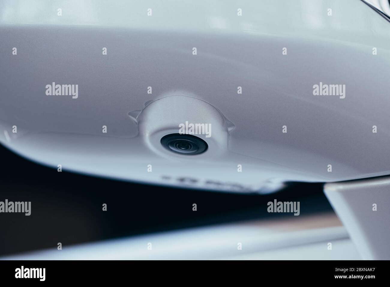 impianto di telecamere nello specchietto retrovisore. Assistenza parcheggio e sistemi di assistenza auto Foto Stock