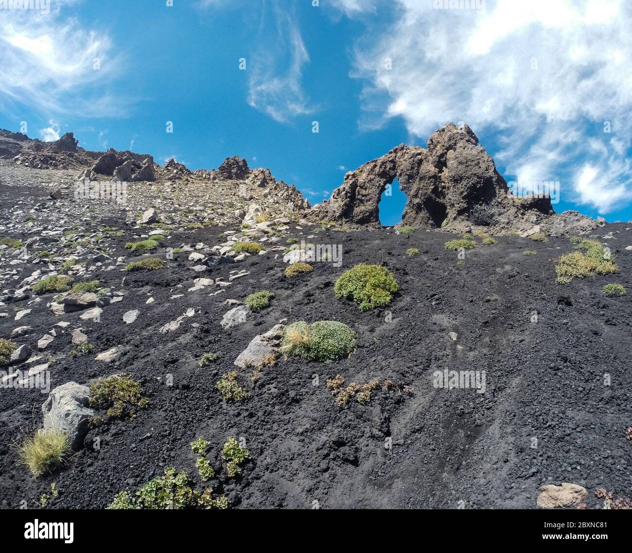 Dettaglio vulcano Etna - Arco di Tufo in Valle del Bove, formazione rocciosa Foto Stock