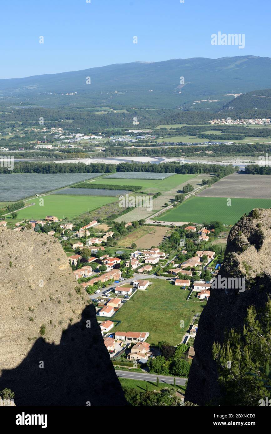 Vista dal Pentents des Mées formazioni rocciose a Les Mées su terreni agricoli, campi e Durance Plain Alpes-de-Haute-Provence Provence Provence France Foto Stock