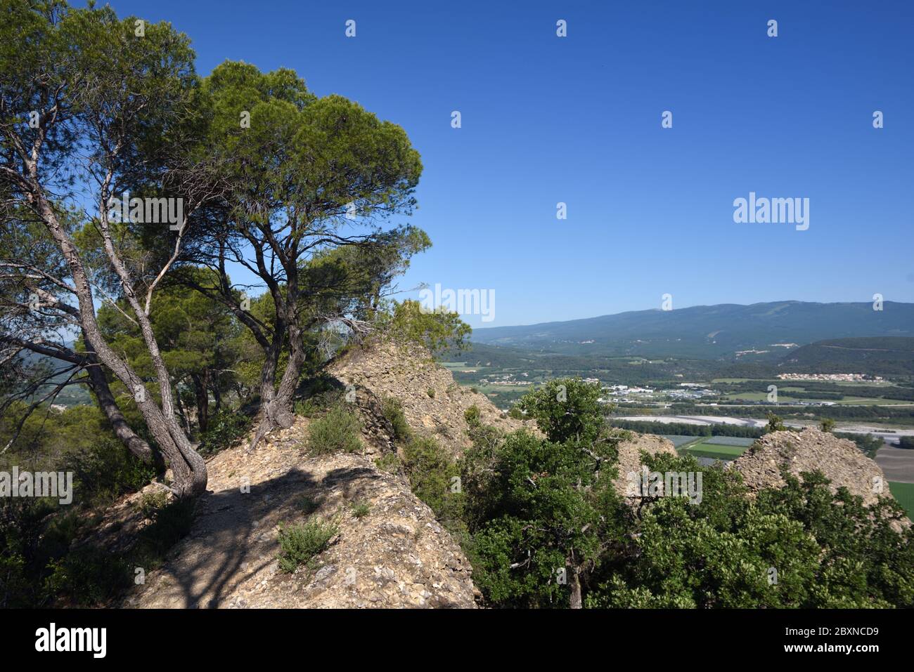 Ridge & Summit dei Penitents des Mées formazioni rocciose a Les Mées & Vista della Valle della Durance Alpes-de-Haute-Provence Provence Provence France Foto Stock