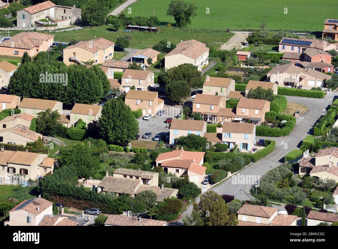 Vista aerea di case moderne, case indipendenti o ville nel sud della Francia Foto Stock