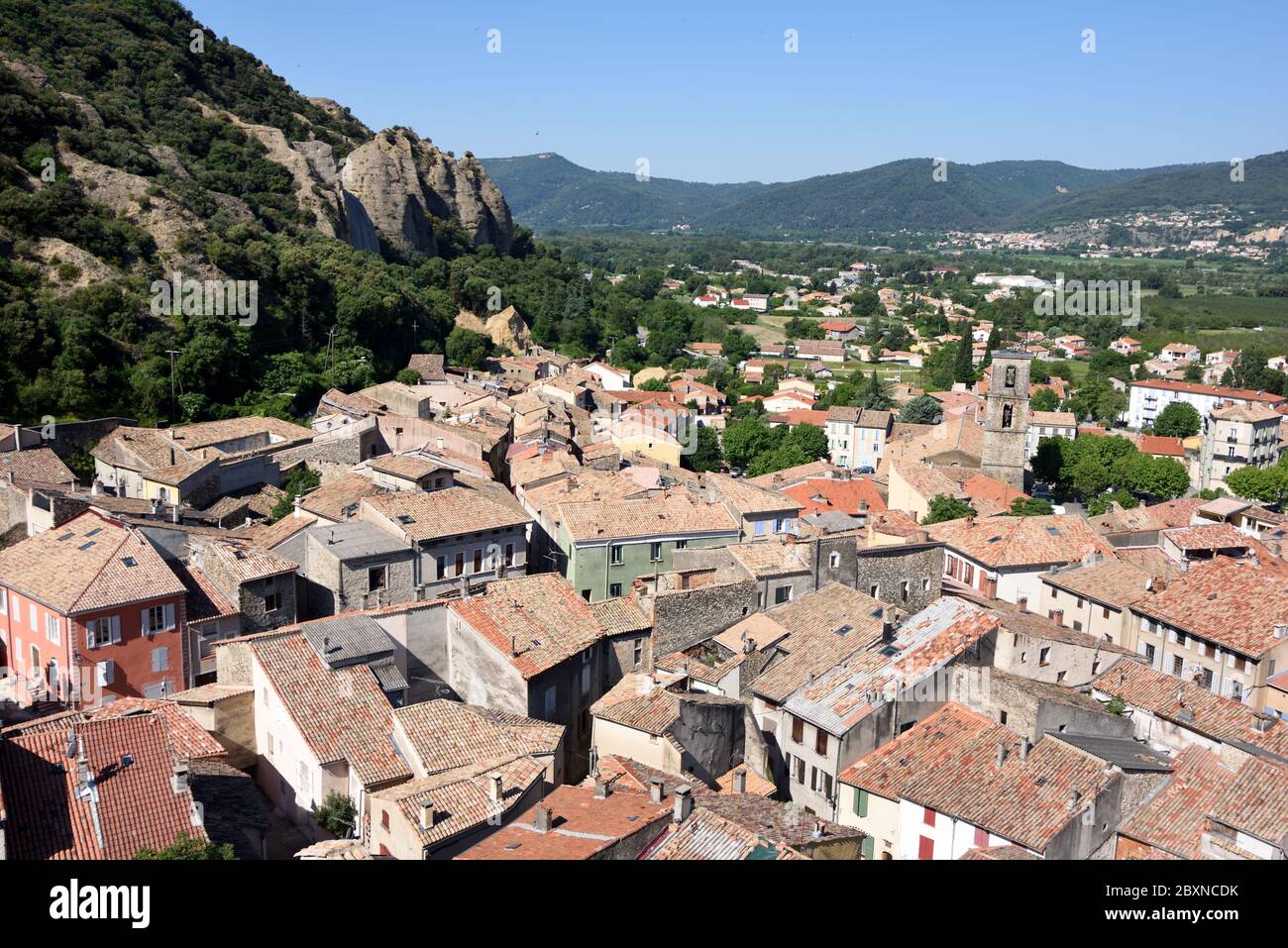 Vista aerea sulla città vecchia, il quartiere storico e i tetti del villaggio di Les Mées & Penitents des Mées Alpes-de-Haute-Provence Provence Provence France Foto Stock