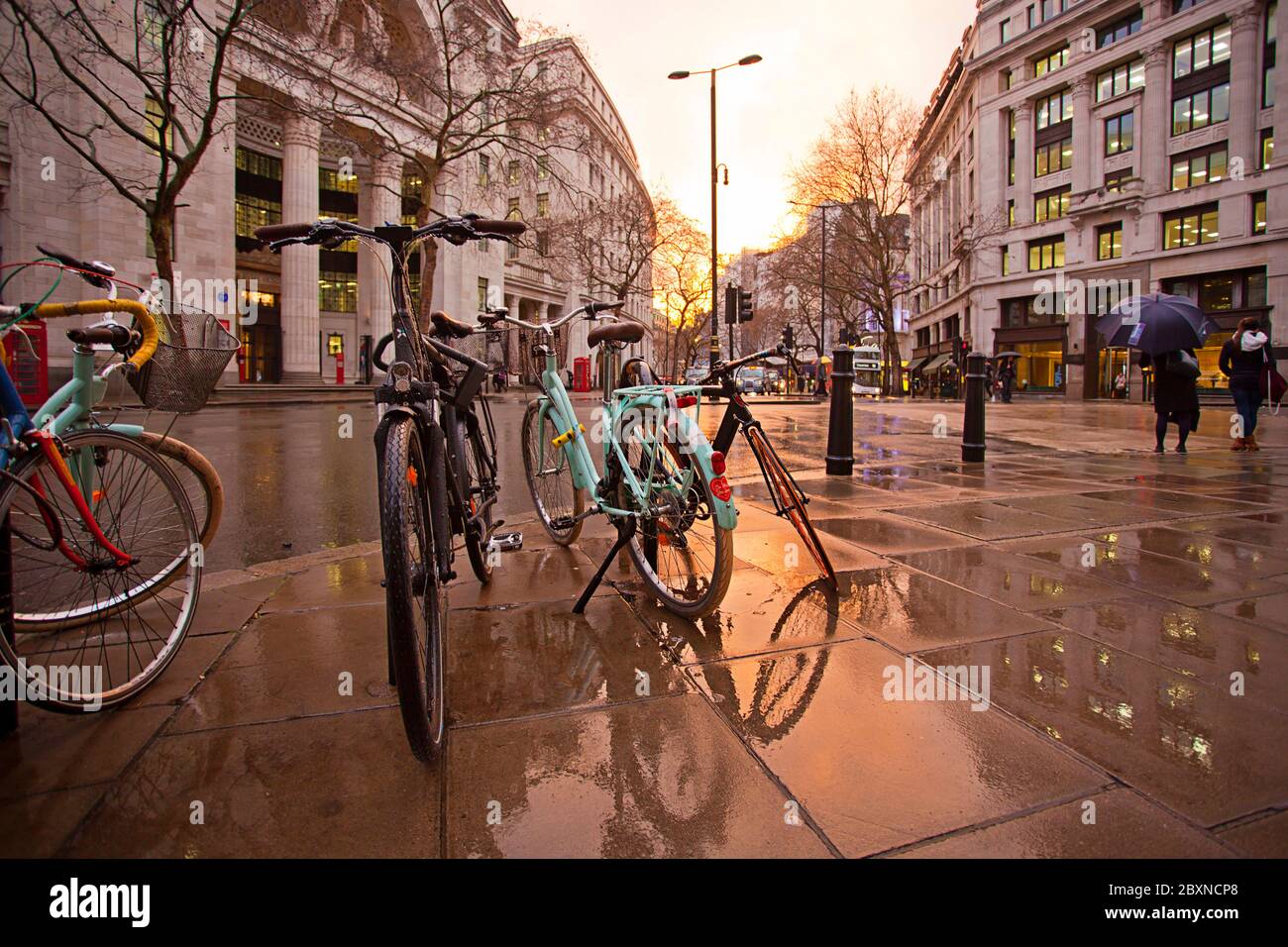 Wet Rainy Kingsway, Londra, Inghilterra Foto Stock