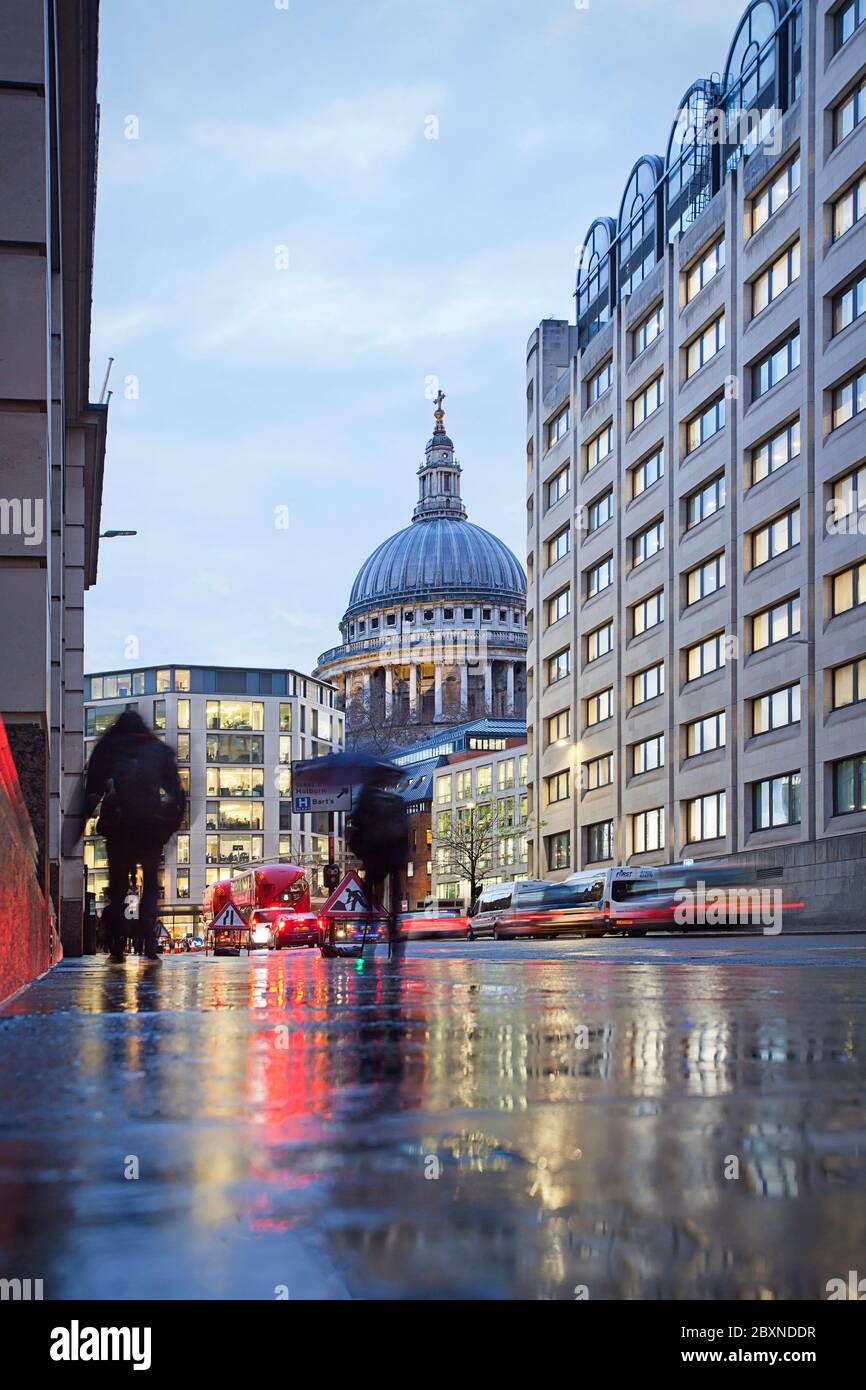 Luci e riflessioni della Cattedrale di St Pauls, Londra Foto Stock