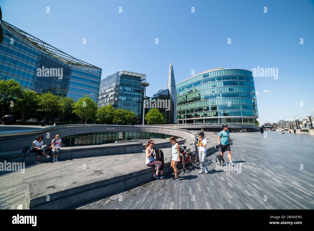 Una bella giornata sulla Queens Walk, South Bank, Londra, Regno Unito, con la gente fuori godendo il sole. Foto Stock