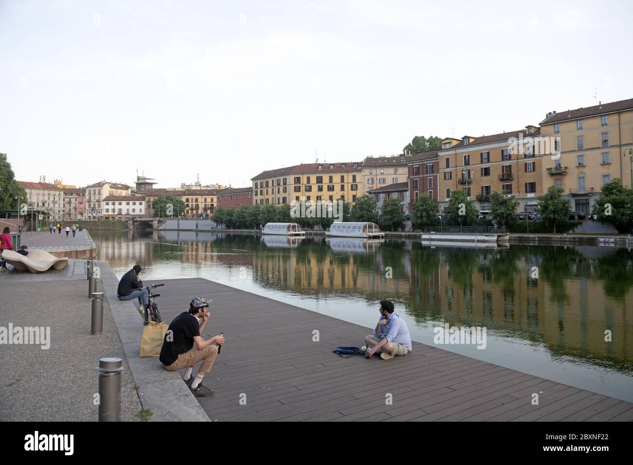Persone che indossano una maschera sana e che mantengono il distancenone sociale per le strade dopo la chiusura a causa dell'emergenza Covid-19, a Milano, Italia. Foto Stock