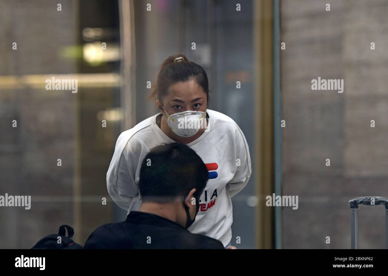 Persone che indossano la maschera durante l'emergenza Covid-19, a Milano. Foto Stock