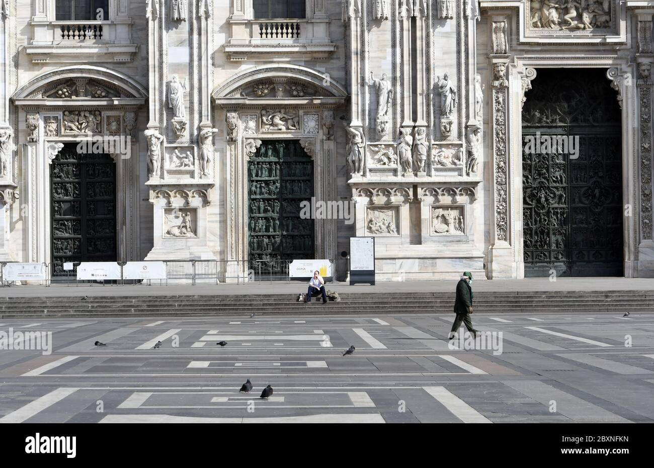 Piazza Duomo vuota durante l'emergenza Covid-19, a Milano. Foto Stock