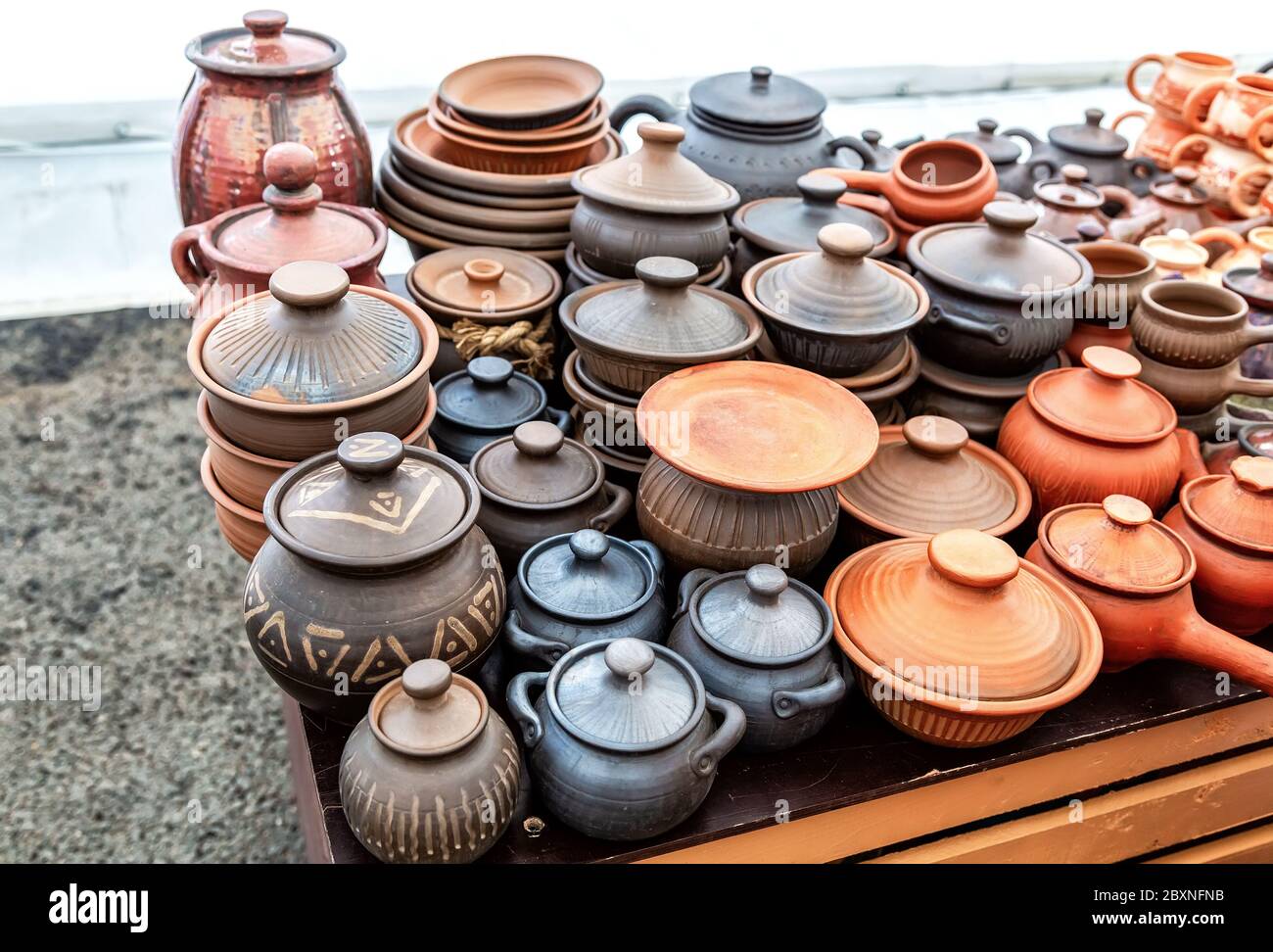 Piatti in ceramica, stoviglie e pentole vendute sul mercato da vicino Foto Stock