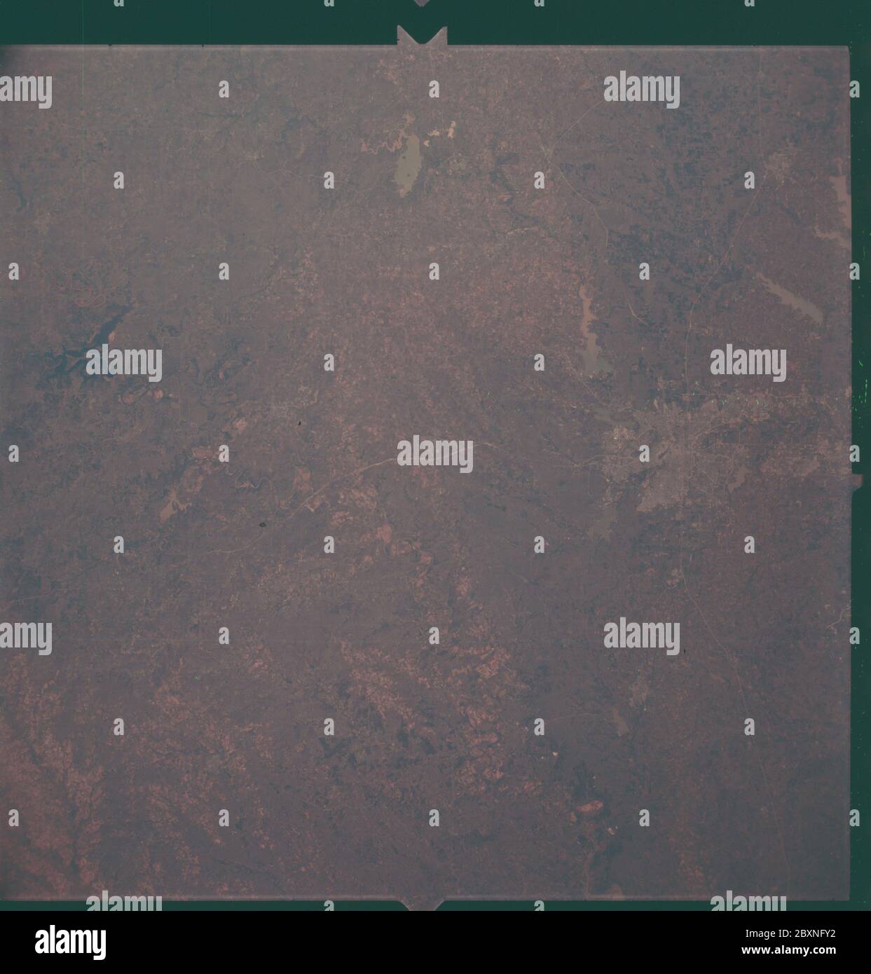 AS06-02-1461 - Apollo 6 - immagine della missione Apollo 6 - Texas; ambito e contenuto: Il database originale descrive questo come: Descrizione: Immagini scattate durante la missione Apollo 6. Vista del Texas - Mineral Wells, Denton, Fort Worth, Brazos River, Trinity River Draining. Il tipo di pellicola era SO-121 Ektachrome, antenna ad alta risoluzione di 70mm di colore, lente di 76mm. Latitude era 32.42 N da 97.49 W. le miglia altimetrico erano 128. La copertura cloud era pari allo 0%%. La sovrapposizione è stata di almeno il 50%%. Oggetto: Apollo 6 volo, osservazione della Terra (dallo spazio) Categorie: Osservazioni della Terra Data: 4/4/1968 originale: Film - 70MM CT Interior ex Foto Stock