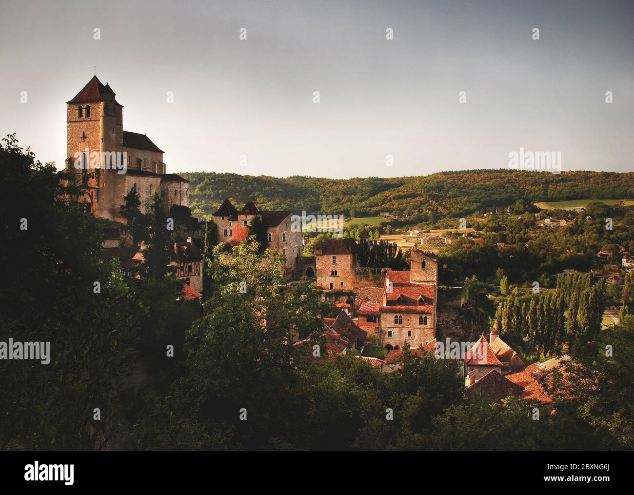 St Cirq-Lapopie Village con una torre nel Lot, regione Dordogna, Francia Foto Stock