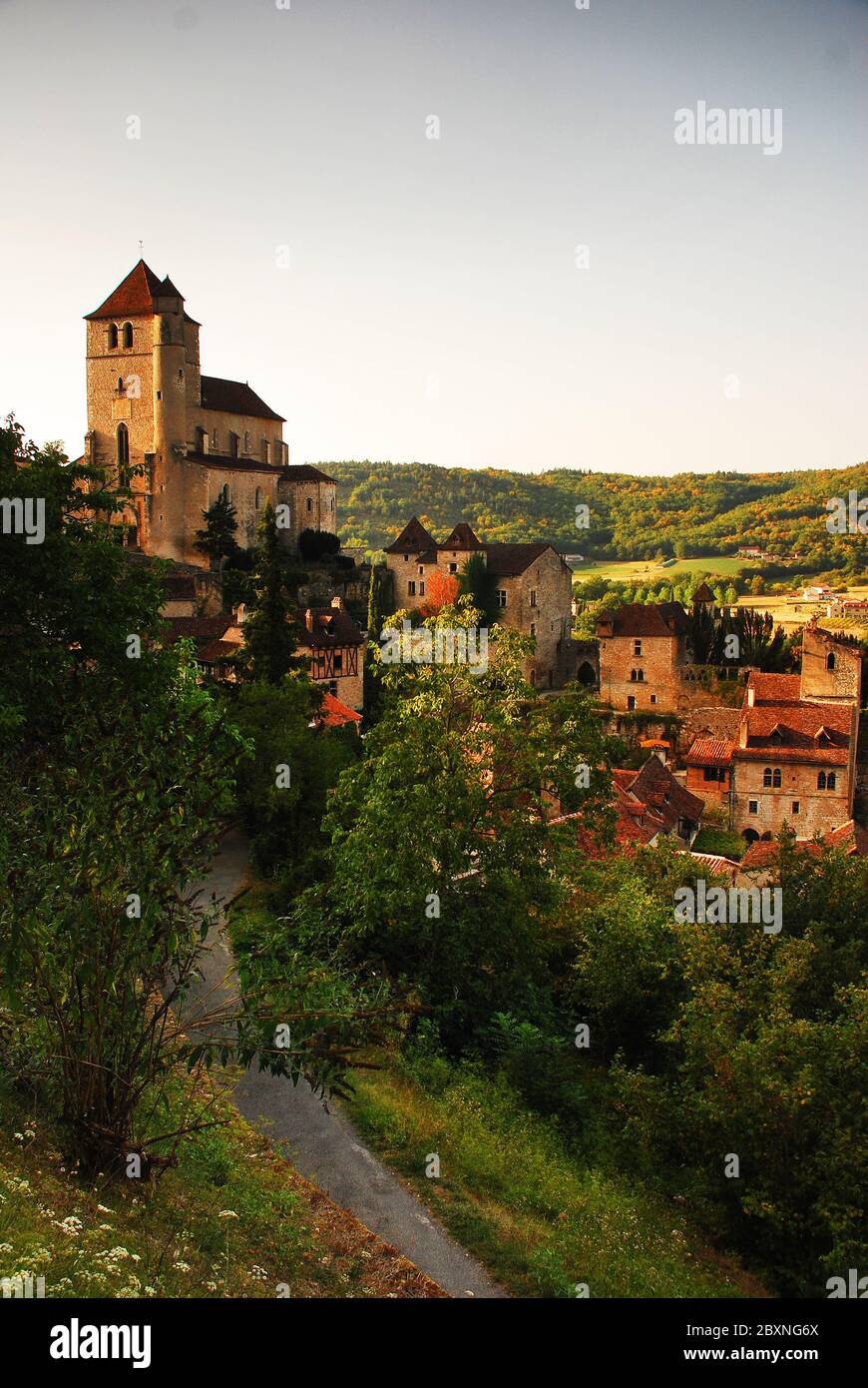 St Cirq-Lapopie Village con una torre nel Lot, regione Dordogna, Francia Foto Stock
